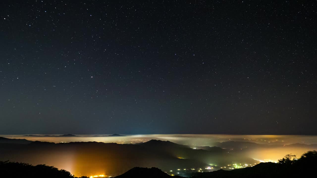 夜空中的云景/韩国江原道华川枪视频素材