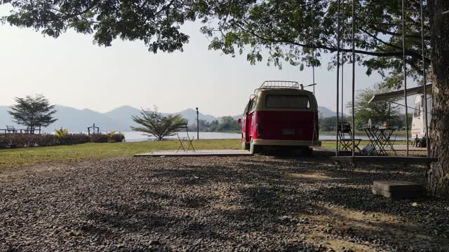 从停在林塔芬水库营地湖边的复古露营车中飞过的镜头视频素材