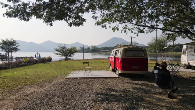 从停在林塔芬水库营地湖边的复古露营车中飞过的镜头视频素材