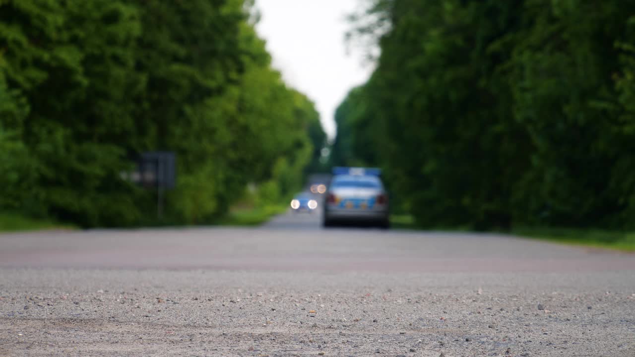 汽车行驶在乡村的道路上，失去焦点，4k的背景，城市外的土路，树木之间美丽的道路视频素材