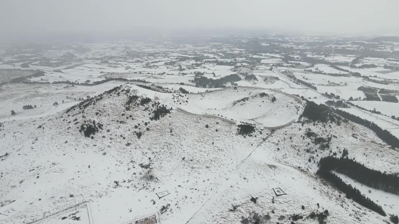 韩国济州岛济州岛古日瓦县永努尼火山(寄生火山)的雪景视频素材