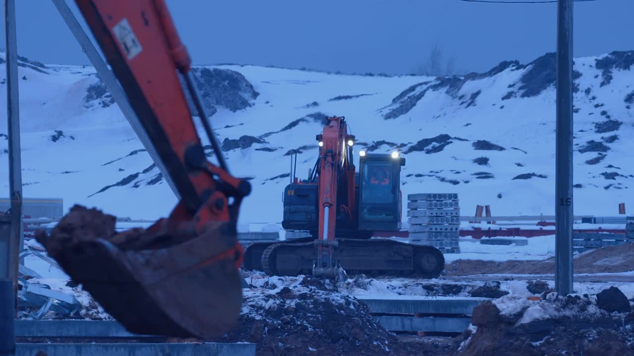 土方工程在建筑工地，挖掘机为地基挖掘地方视频素材