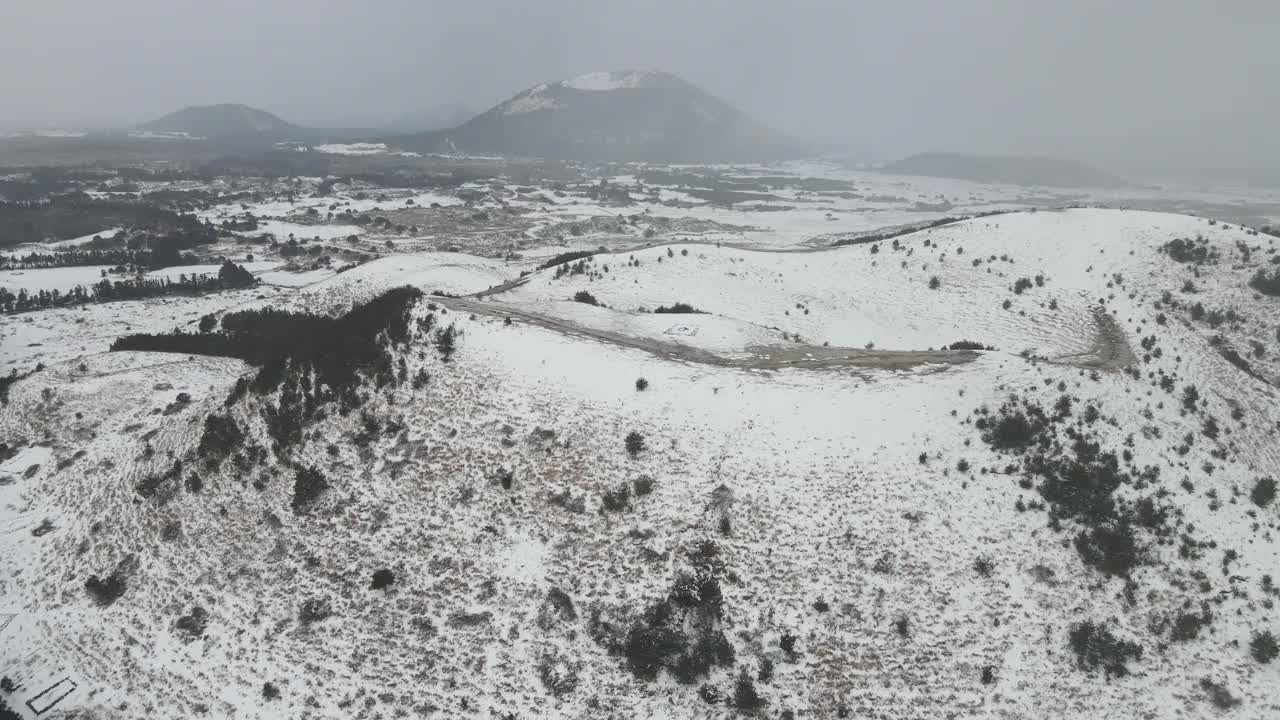 韩国济州岛济州岛古日瓦县永努尼火山(寄生火山)的雪景视频素材