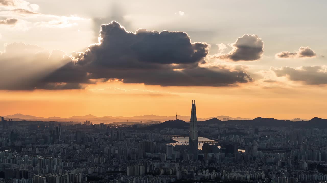 韩国首尔，汉江/松帕谷，乐天世界大厦周围的日落风景视频素材