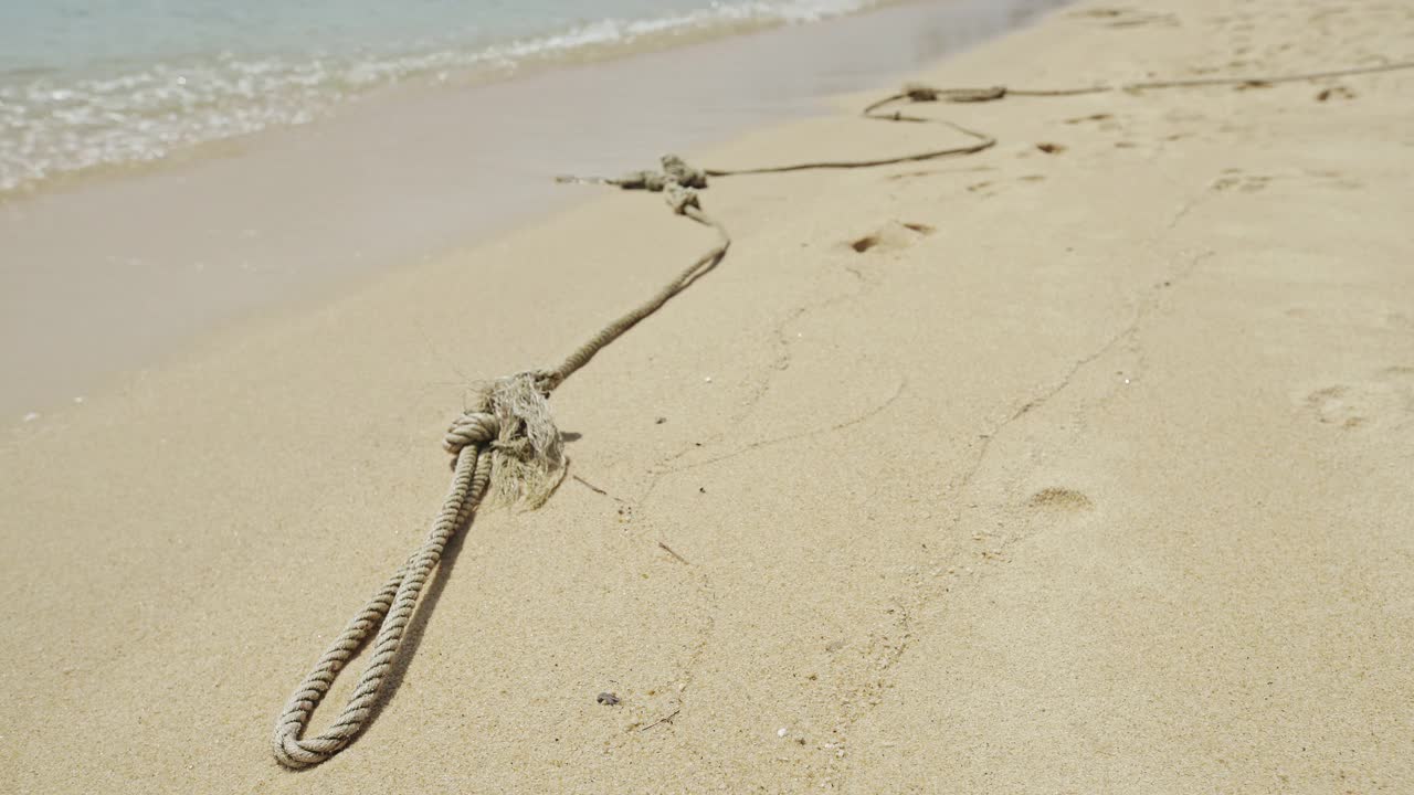 海浪拍打着沙滩视频素材