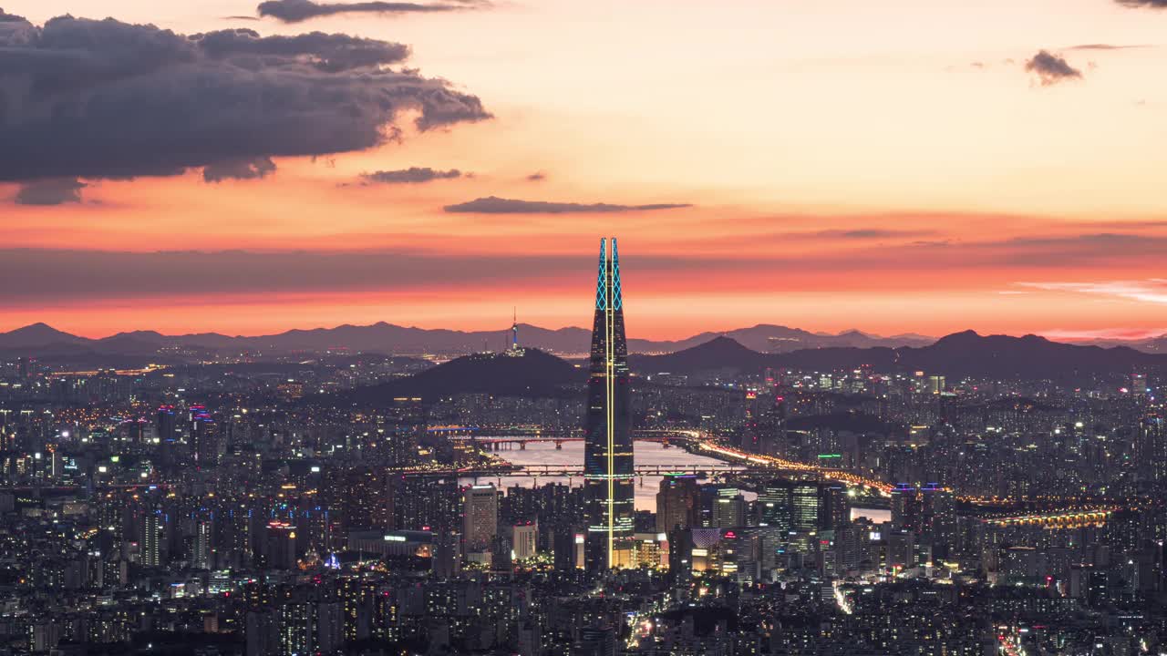 韩国首尔，汉江/松帕谷，乐天世界大厦周围的日落和夜景视频素材