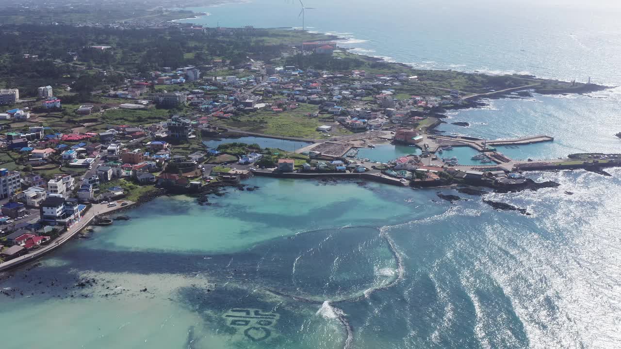 韩国济州岛，济州岛，哈林县，Geumneungpogu港视频素材