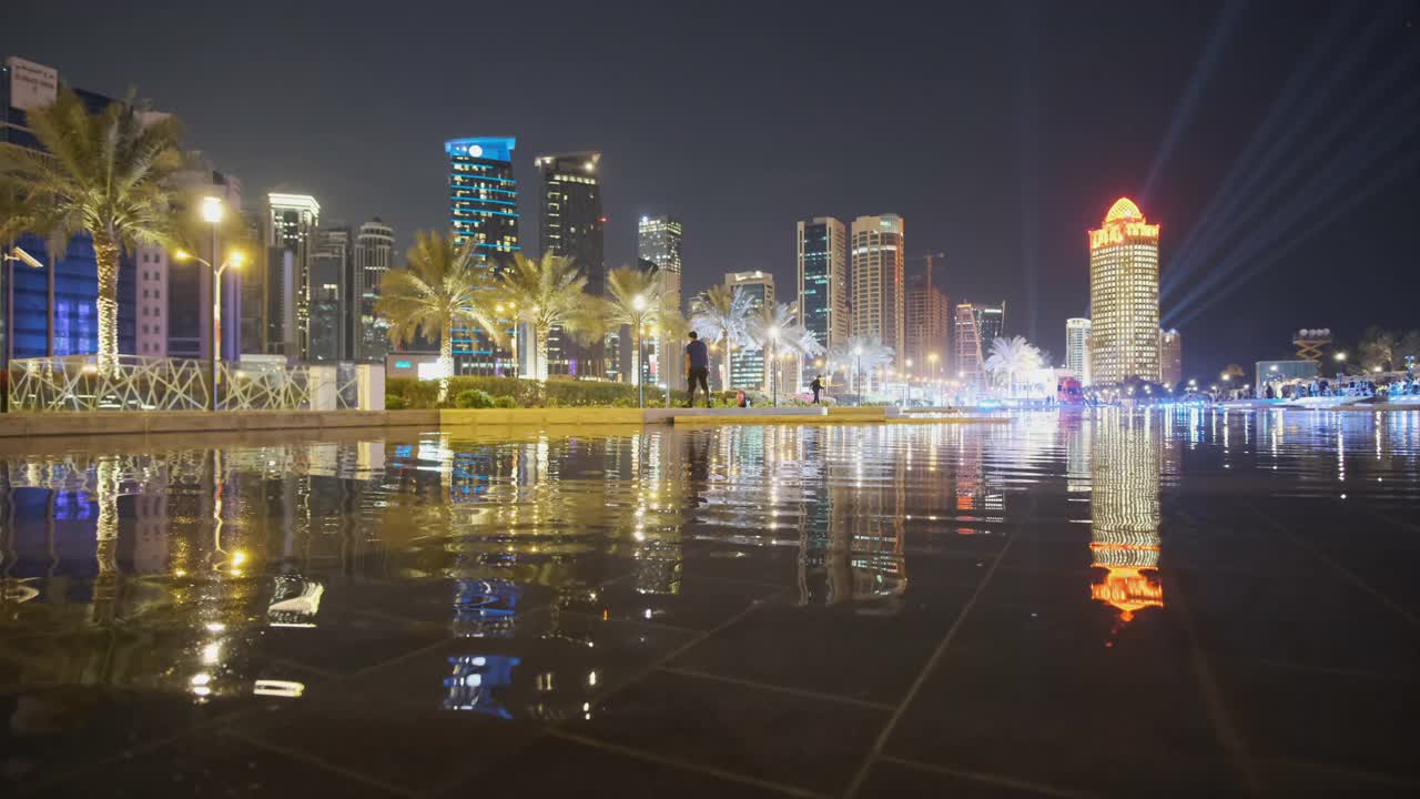 在卡塔尔多哈的西海湾摩天大楼放大和平移夜景视频素材