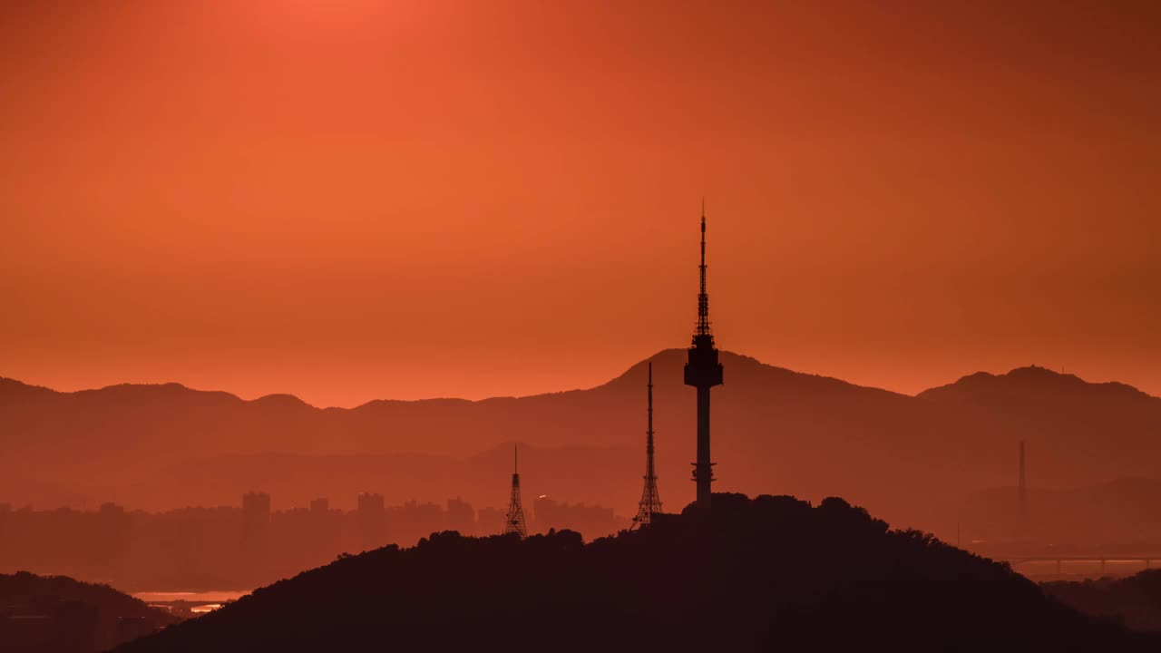 韩国首尔，北首尔塔的日落风景视频素材