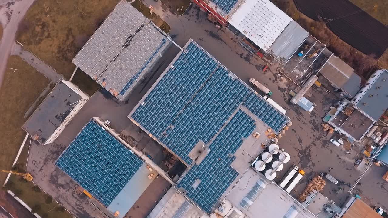 屋顶上的太阳能电池板。工厂屋顶上太阳能电池板光伏电池的自上而下视图视频素材