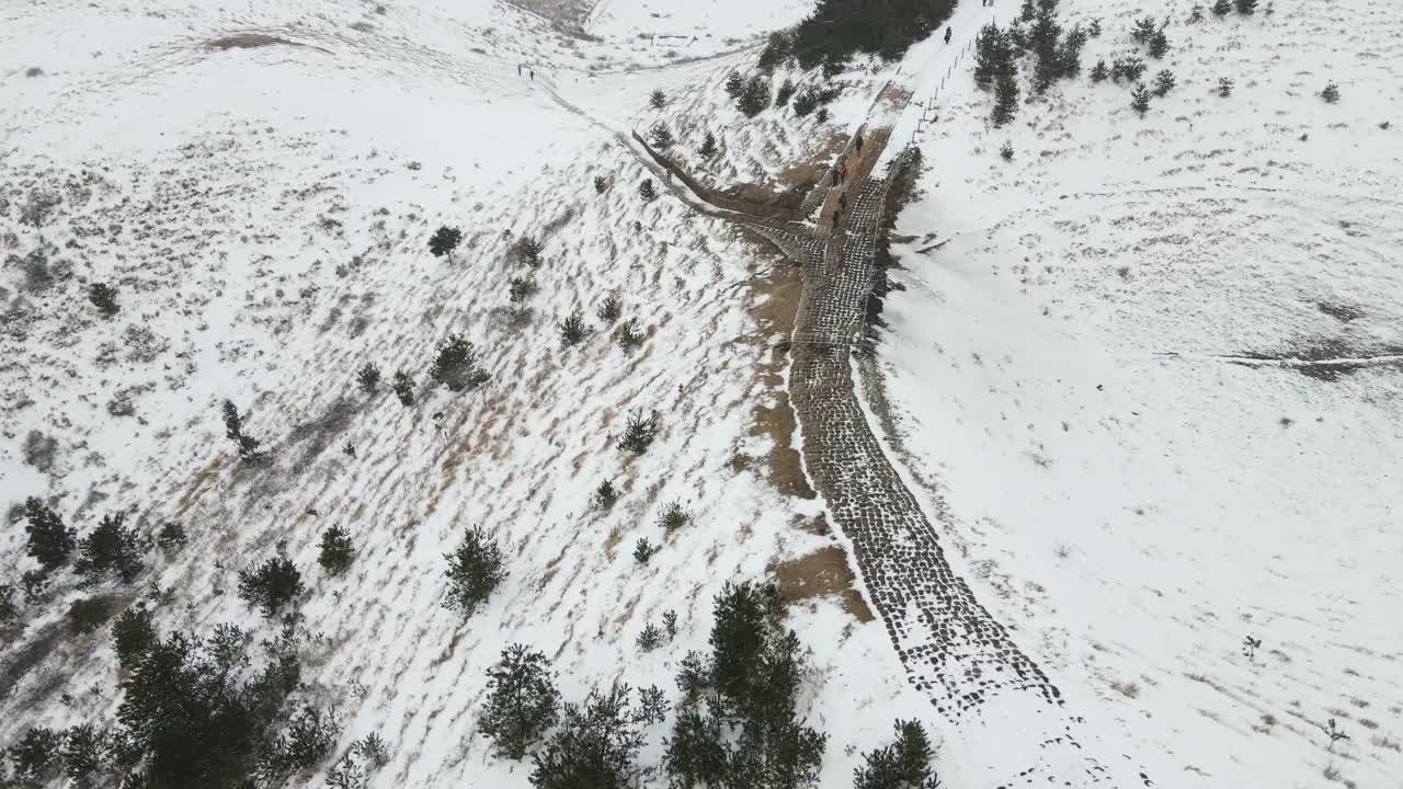 韩国济州岛济州岛古日瓦县永努尼火山(寄生火山)的雪景视频素材