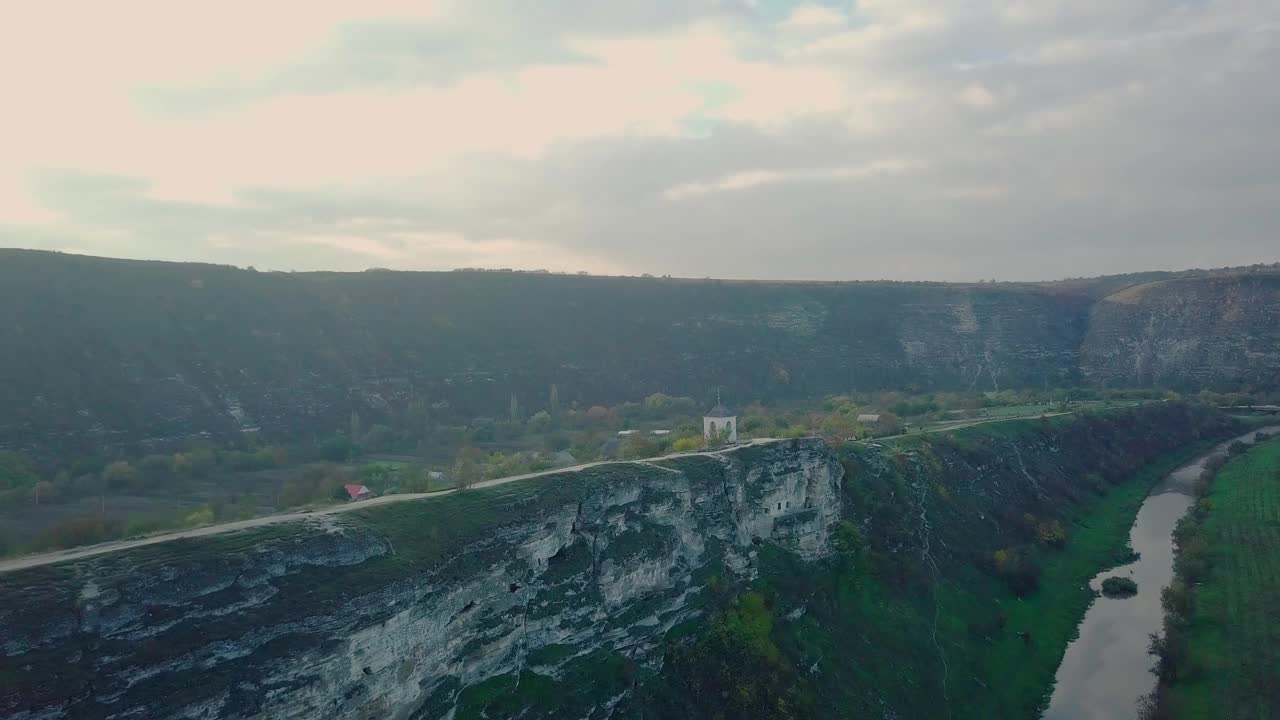 航拍的乡村景观与教堂和村庄。摩尔多瓦共和国。布切尼村，老奥尔黑村。视频素材