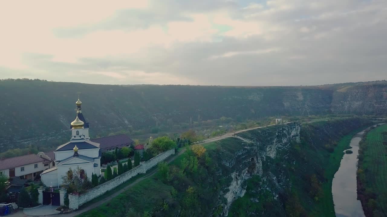 航拍的乡村景观与教堂和村庄。摩尔多瓦共和国。布切尼村，老奥尔黑村。视频素材