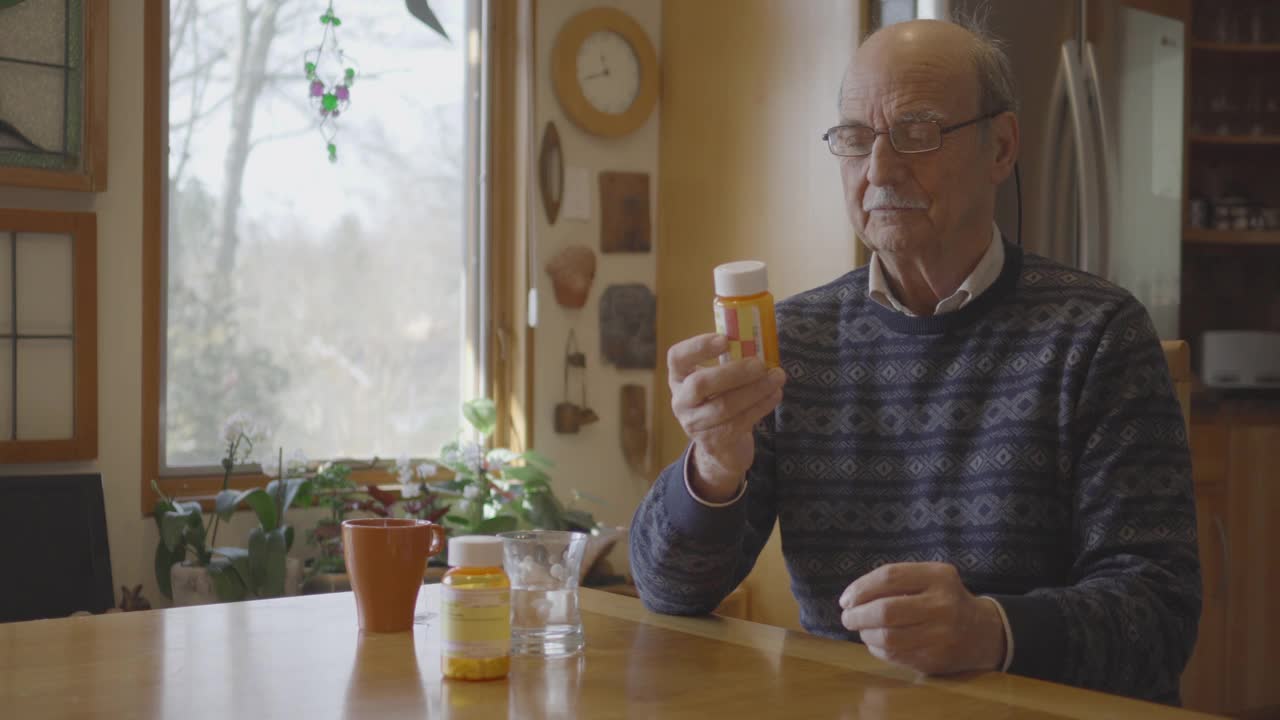 中年男子在服用处方药视频下载