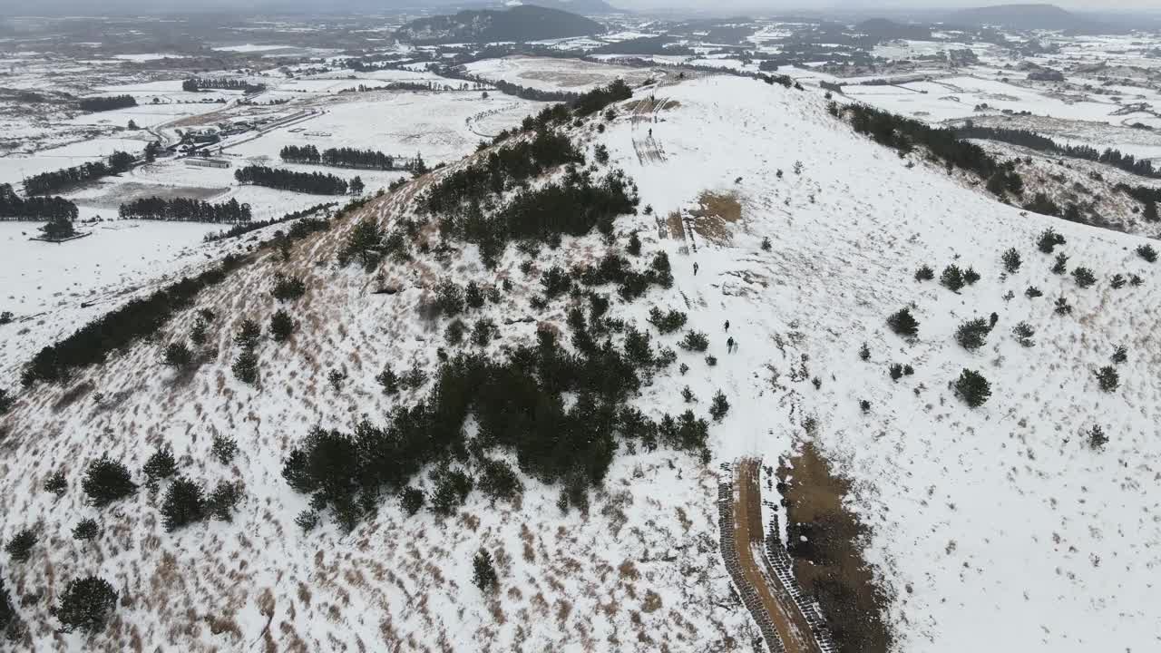 韩国济州岛济州岛古日瓦县永努尼火山(寄生火山)的雪景视频素材