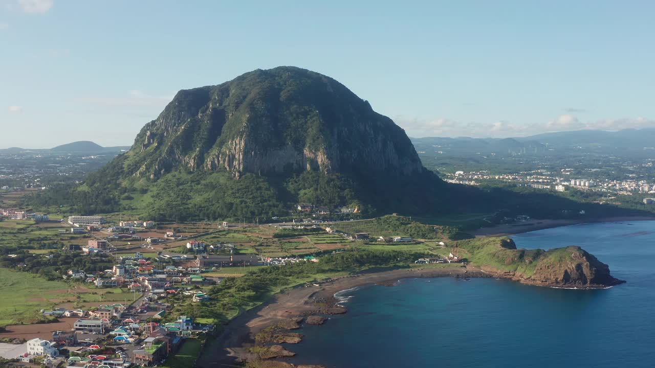 永美里海滩和三班山山/西浦浦，韩国济州岛视频素材