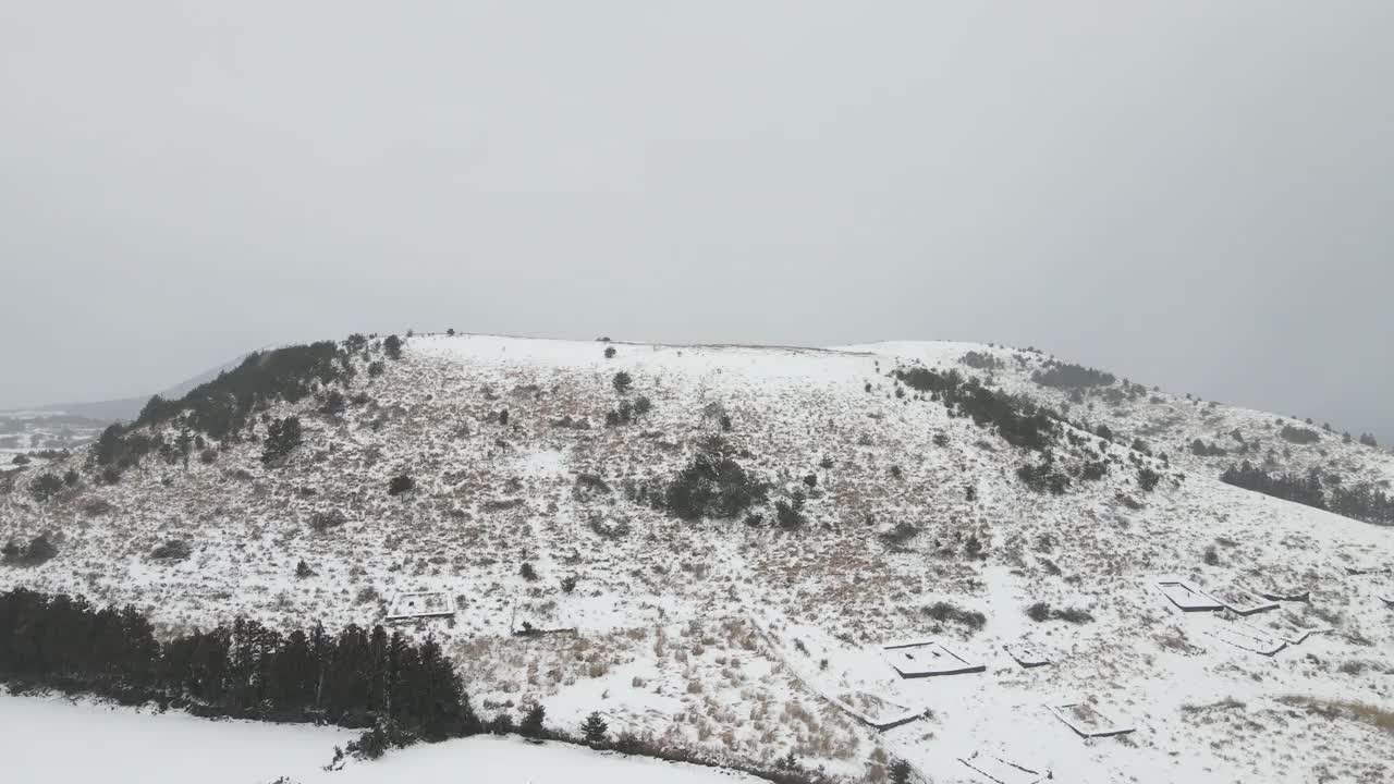 济州岛古左郡的龙奴火山雪景视频素材