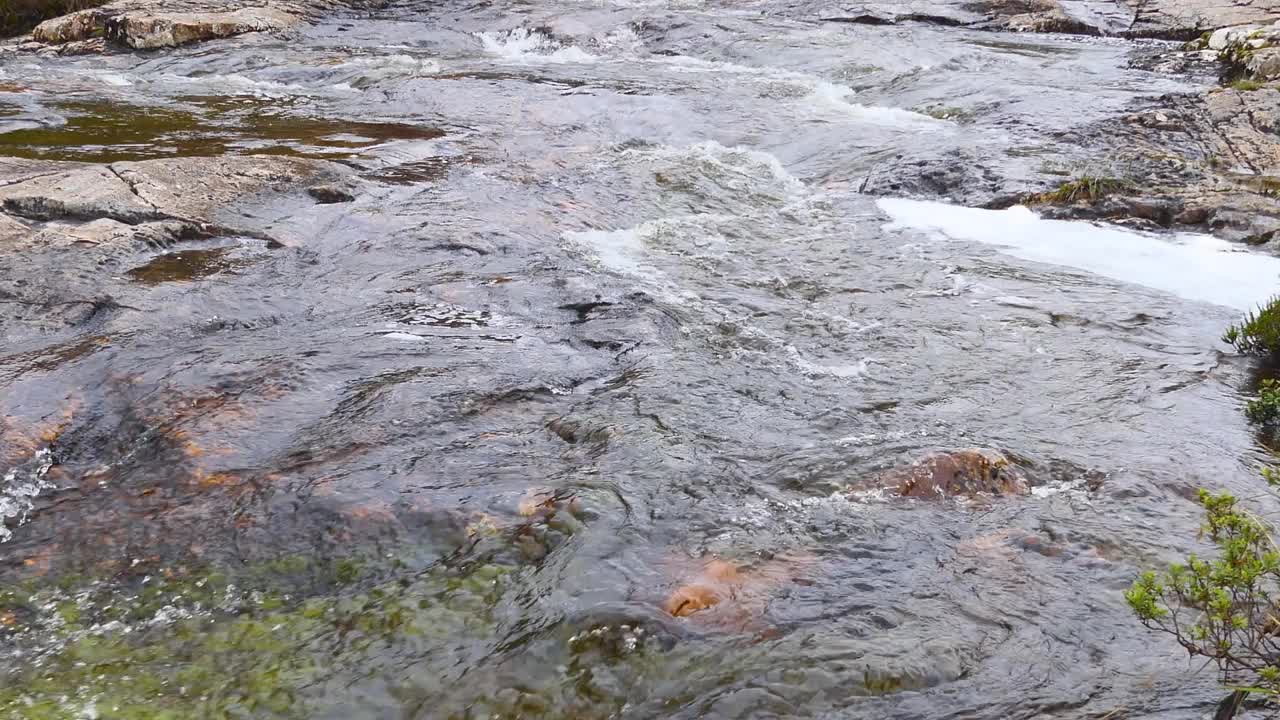 清澈的山泉流淌而下。视频素材