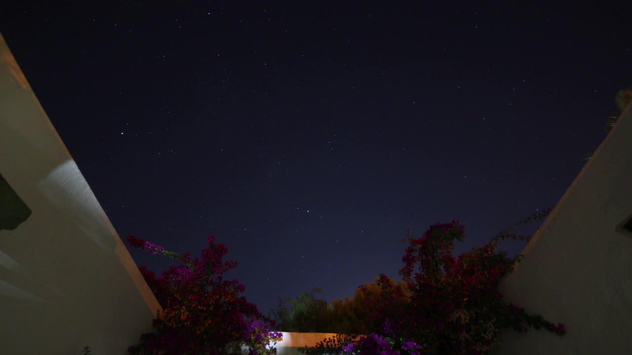 夜空中移动的恒星轨迹的时间间隔。视频素材