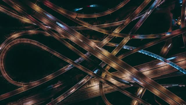 复杂立交桥及夜间交通繁忙的天桥鸟瞰图视频素材