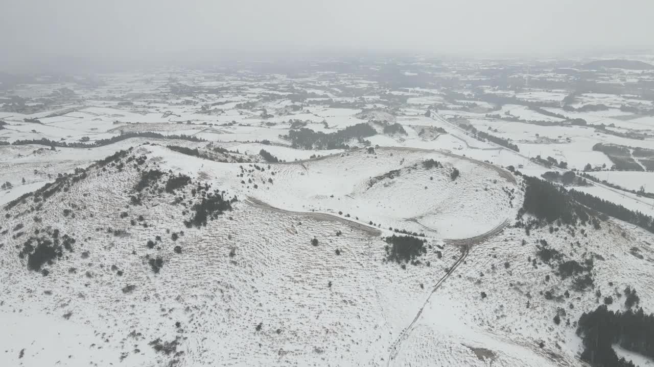 韩国济州岛济州岛古日瓦县永努尼火山(寄生火山)的雪景视频素材