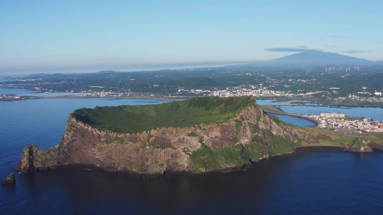 Seongsan Ilchulbong Tuff Cone在Seongsan县/ Seogwipo-si，济州岛，韩国视频素材