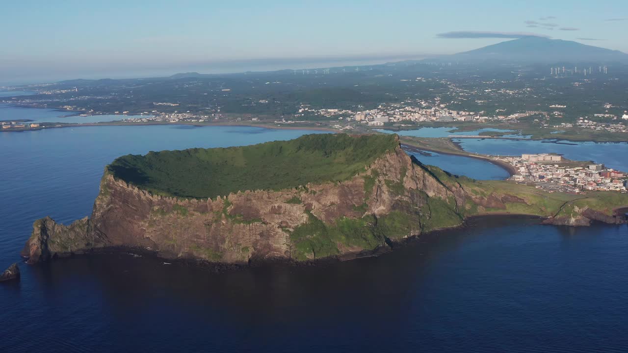 Seongsan Ilchulbong Tuff Cone在Seongsan县/ Seogwipo-si，济州岛，韩国视频素材