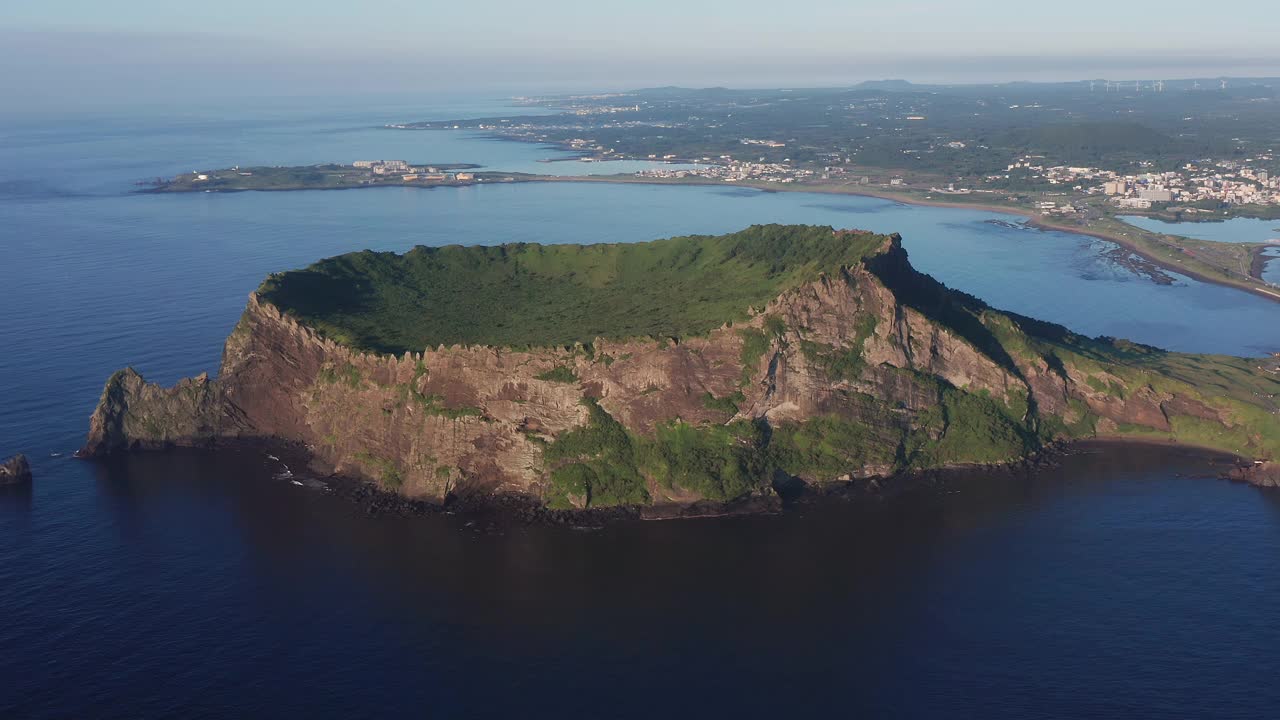 Seongsan Ilchulbong Tuff Cone在Seongsan县/ Seogwipo-si，济州岛，韩国视频素材