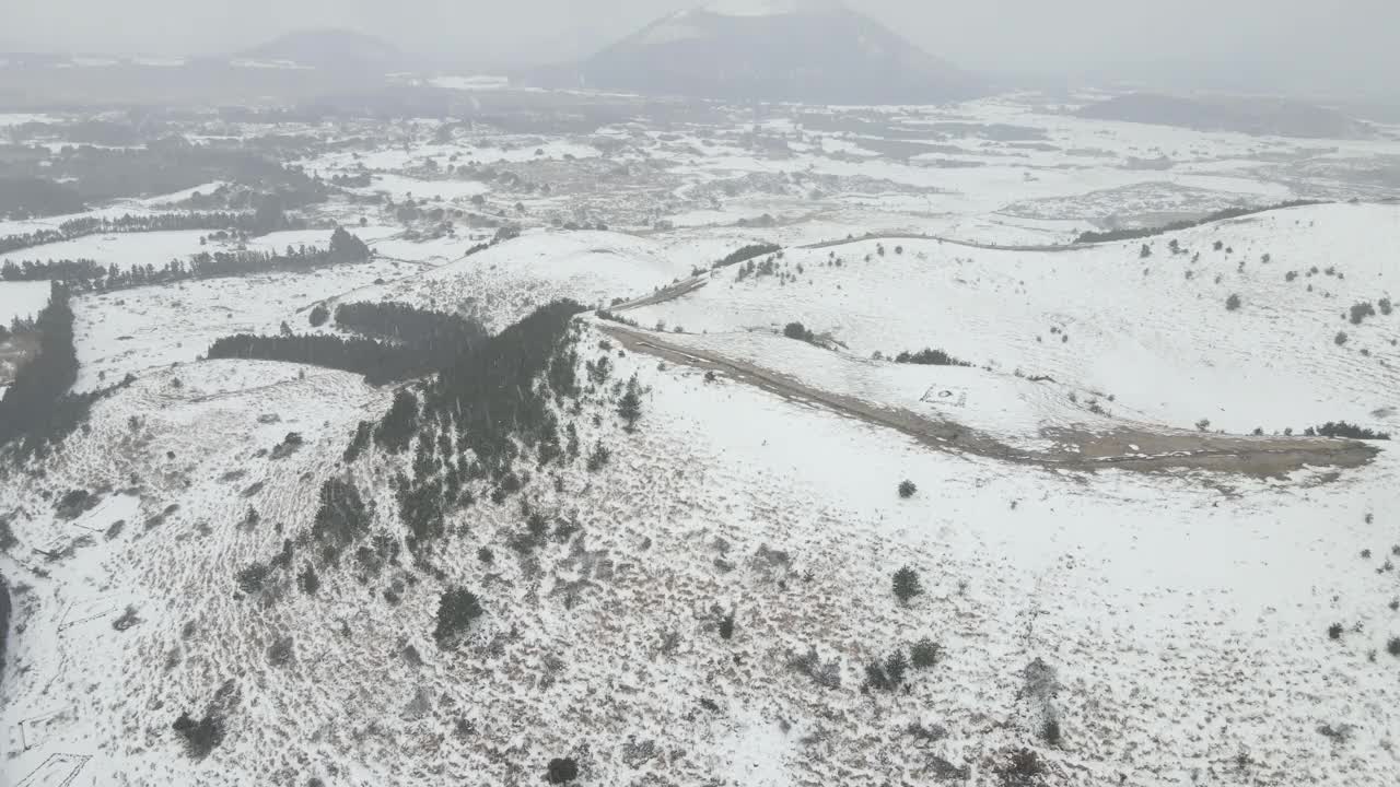 韩国济州岛济州岛古日瓦县永努尼火山(寄生火山)的雪景视频素材