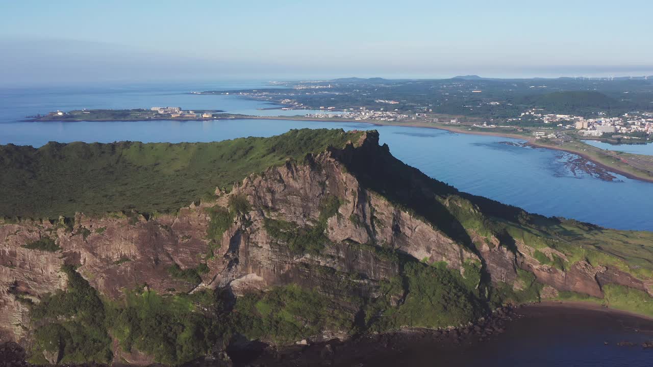 Seongsan Ilchulbong Tuff Cone在Seongsan县/ Seogwipo-si，济州岛，韩国视频素材