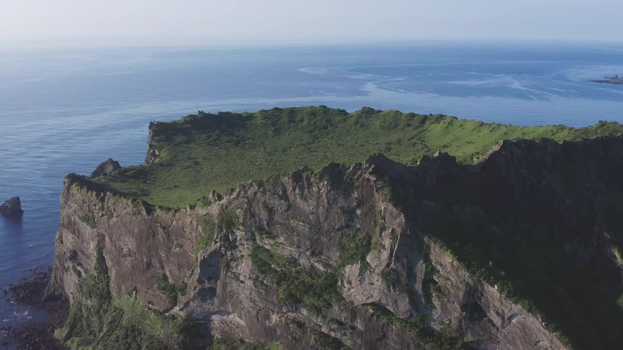 Seongsan Ilchulbong Tuff Cone在Seongsan县/ Seogwipo-si，济州岛，韩国视频素材