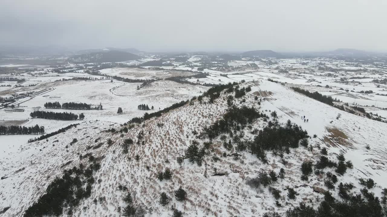 韩国济州岛济州岛古日瓦县永努尼火山(寄生火山)的雪景视频素材