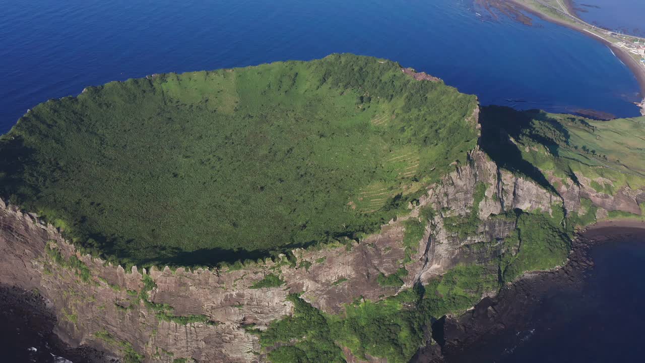 Seongsan Ilchulbong Tuff Cone在Seongsan县/ Seogwipo-si，济州岛，韩国视频素材