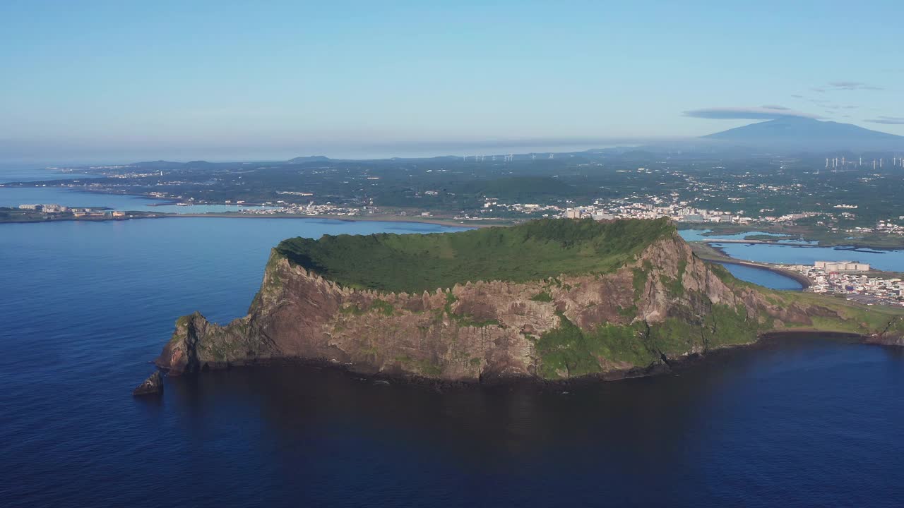 Seongsan Ilchulbong Tuff Cone在Seongsan县/ Seogwipo-si，济州岛，韩国视频素材