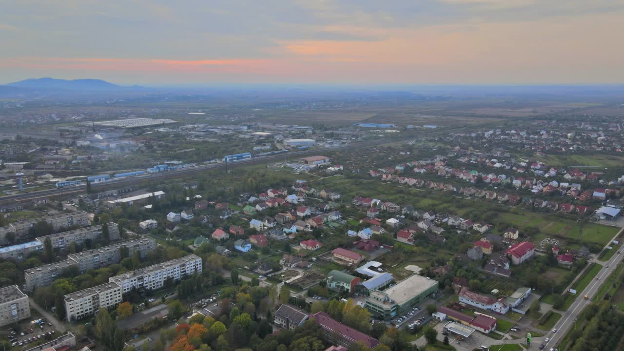 乌克兰扎卡帕蒂亚乌日戈罗德市住宅区四分之一屋顶的城市景观视频素材