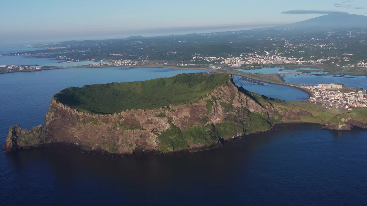 Seongsan Ilchulbong Tuff Cone在Seongsan县/ Seogwipo-si，济州岛，韩国视频素材