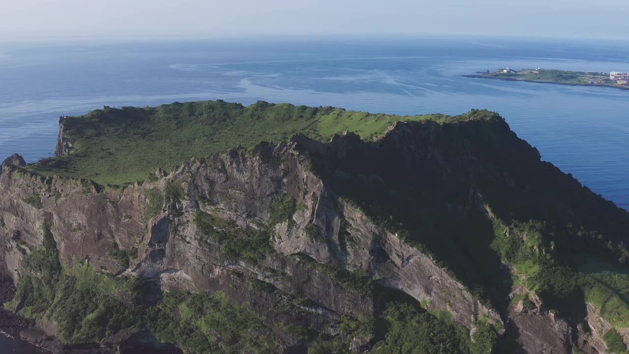 Seongsan Ilchulbong Tuff Cone在Seongsan县/ Seogwipo-si，济州岛，韩国视频素材