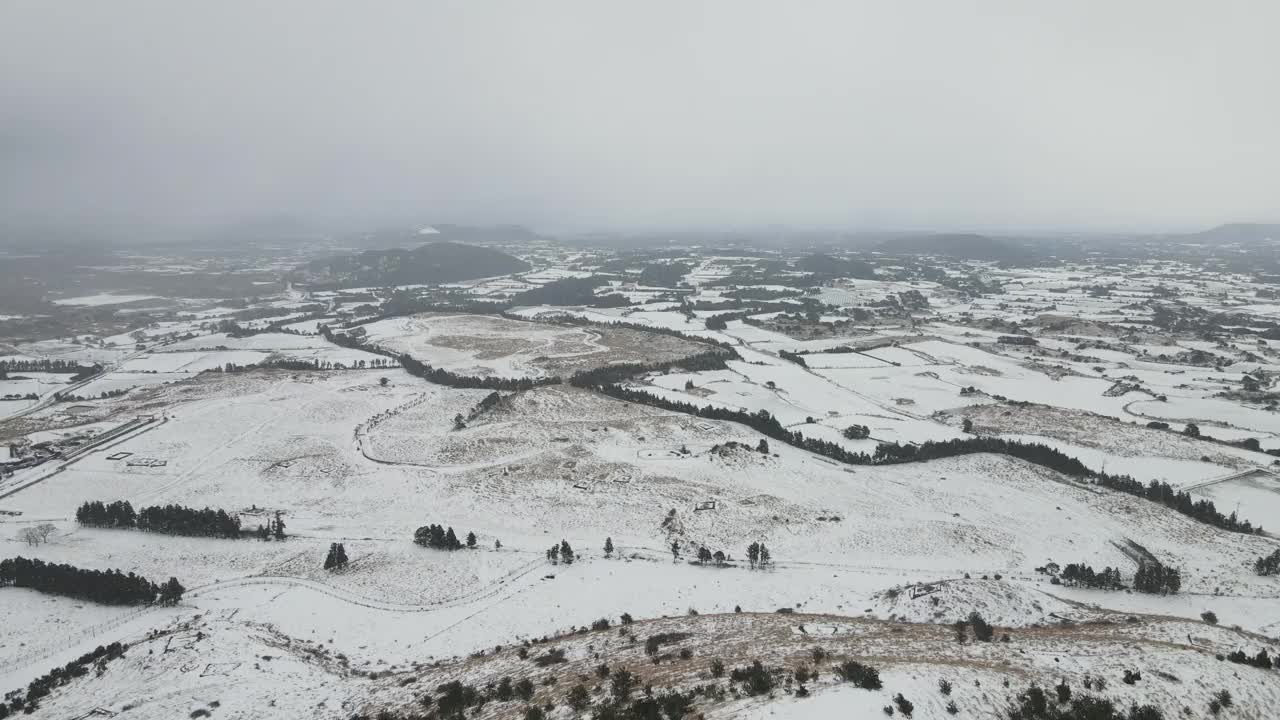 韩国济州岛济州岛古日瓦县永努尼火山(寄生火山)的雪景视频素材