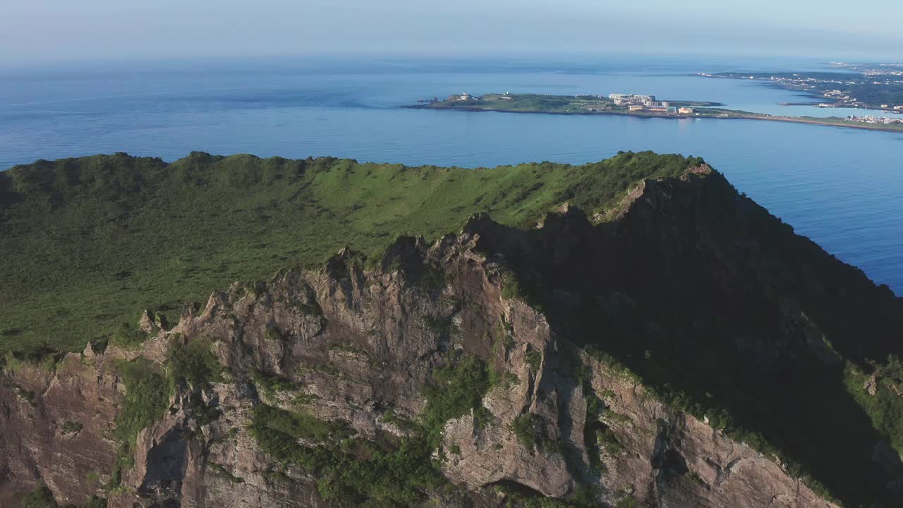 Seongsan Ilchulbong Tuff Cone在Seongsan县/ Seogwipo-si，济州岛，韩国视频素材