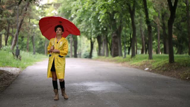 雨中公园里的女人视频素材