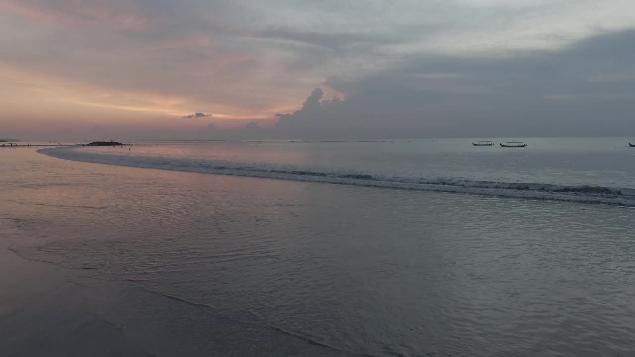 库塔海滩和海浪/巴厘岛，印度尼西亚视频素材