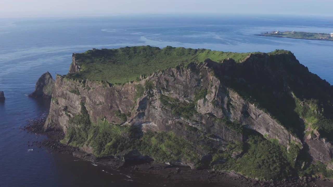 Seongsan Ilchulbong Tuff Cone在Seongsan县/ Seogwipo-si，济州岛，韩国视频素材