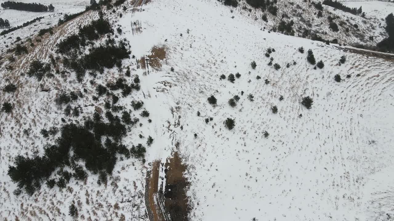 韩国济州岛济州岛古日瓦县永努尼火山(寄生火山)的雪景视频素材