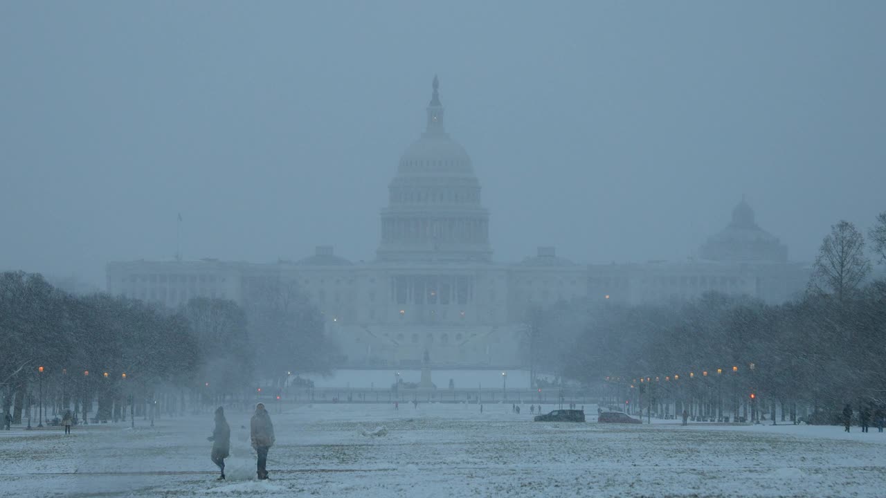 美国首都华盛顿遭遇暴风雪视频素材