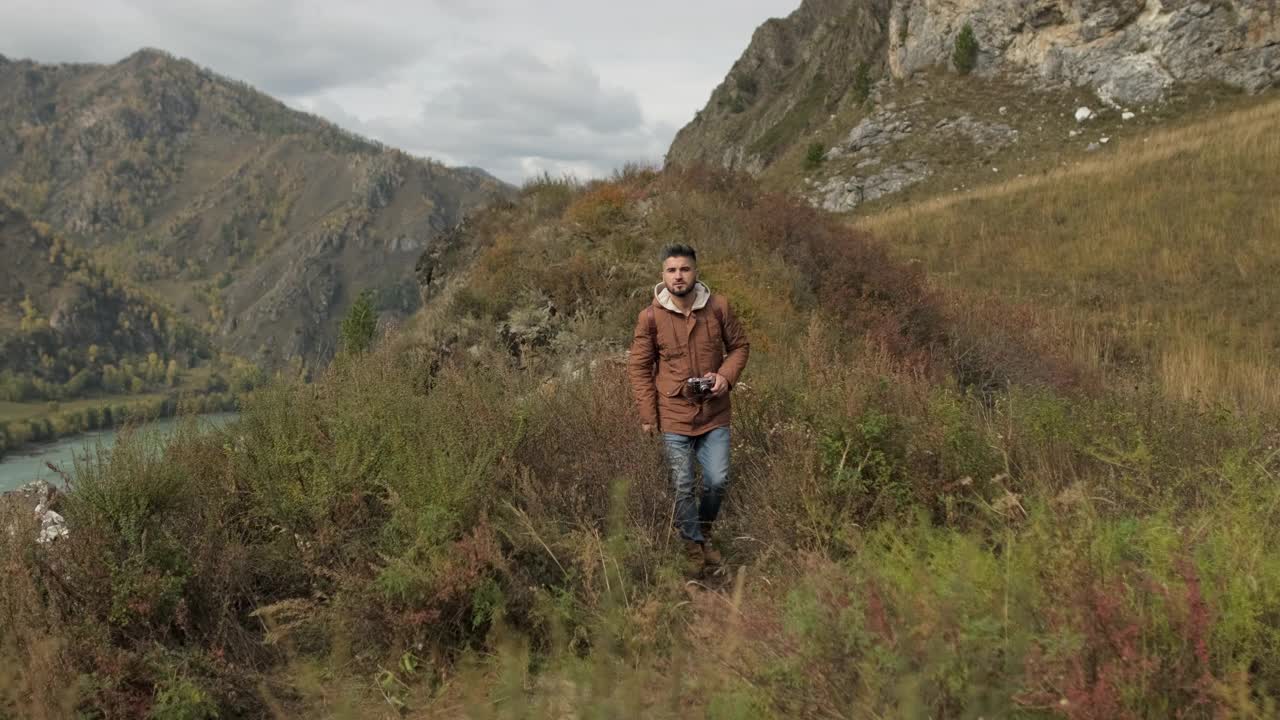 胡子有吸引力的年轻徒步旅行者旅行者与背包旅行在山上视频素材