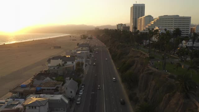 太平洋海岸公路与轻交通和海景在美丽的黄金时间日落海浪，无人机建立拍摄多莉前进视频素材