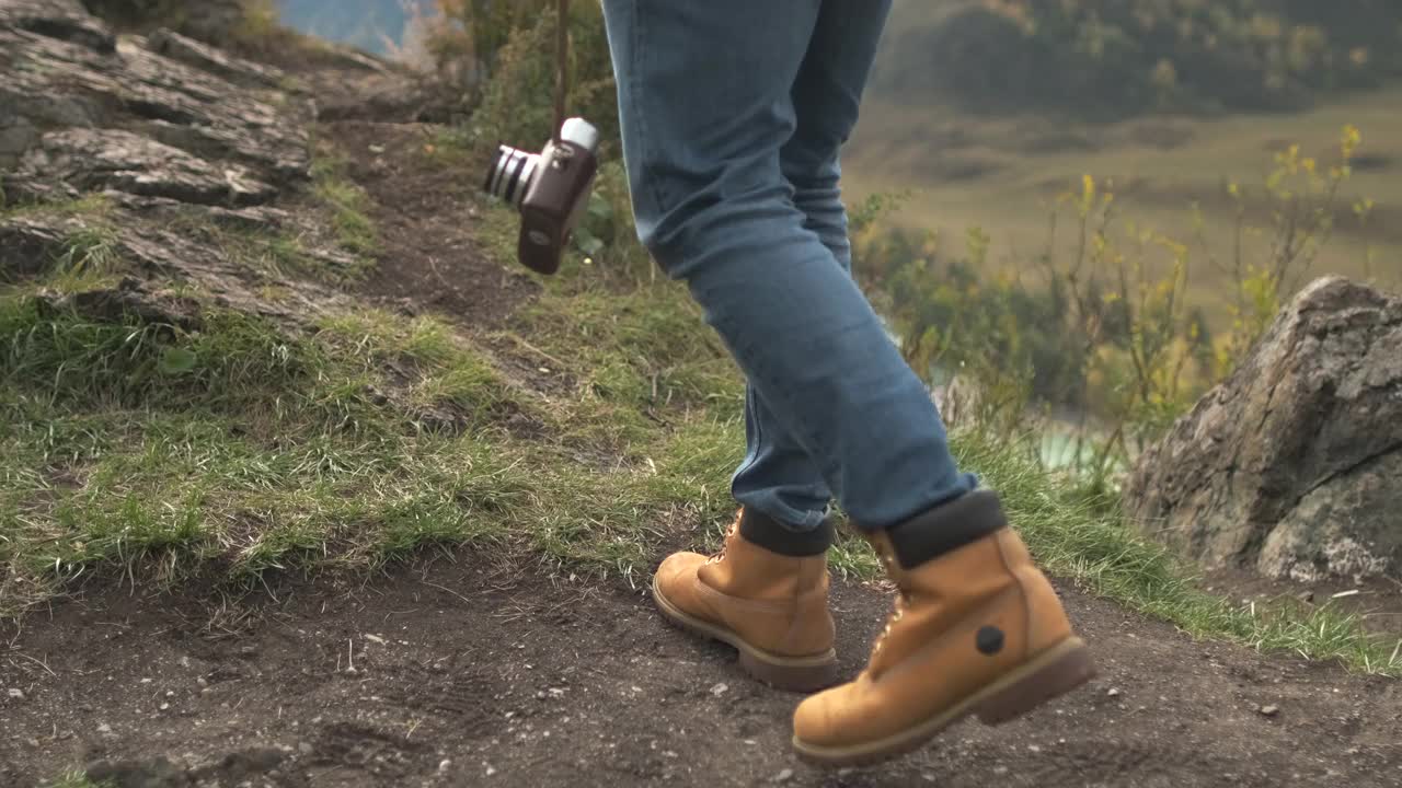 近距离的脚登山者男性徒步旅行者与相机行走的男人视频素材