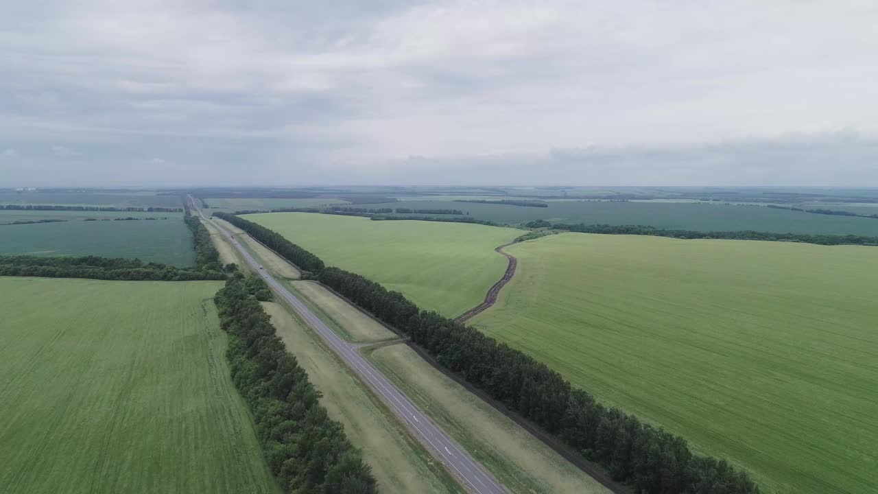 飞越高速公路。这条路穿过绿色的田野视频素材