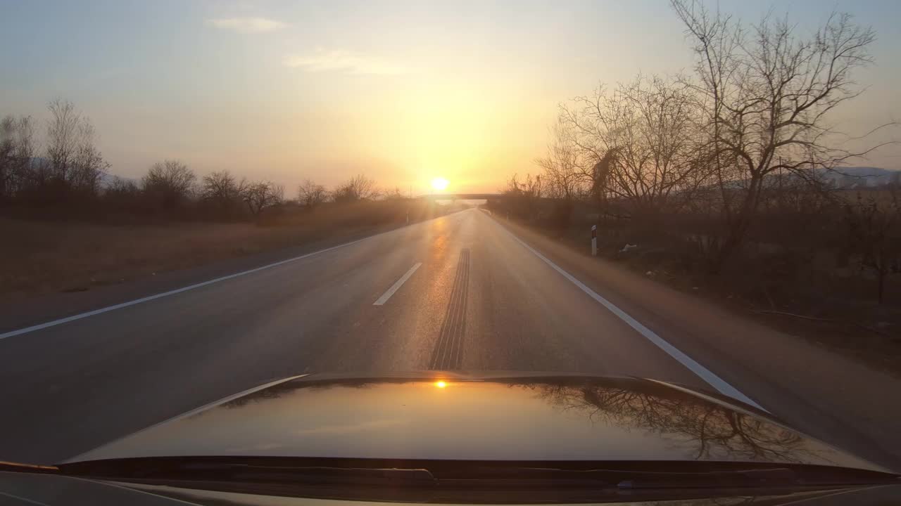 公路旅行，在日落时分在公路上开车视频素材