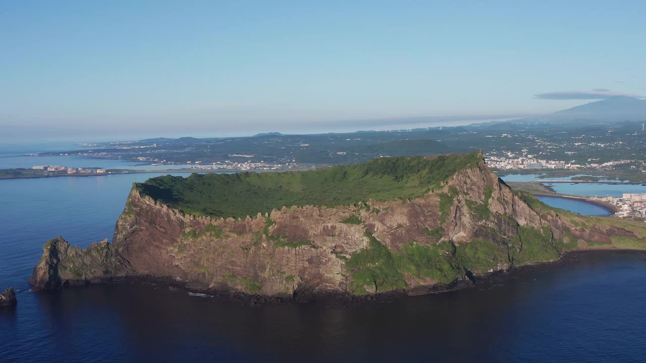 Seongsan Ilchulbong Tuff Cone在Seongsan县/ Seogwipo-si，济州岛，韩国视频素材